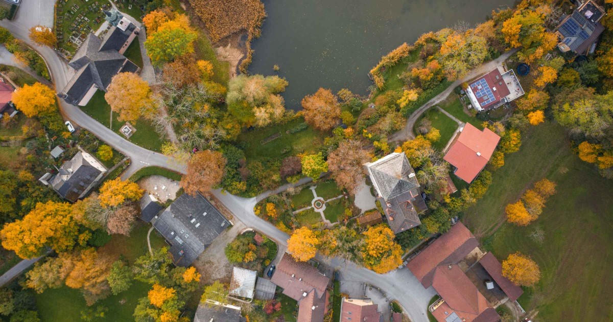 St. Jakob im Herbst von oben © TVB Puch - Kuscheiart